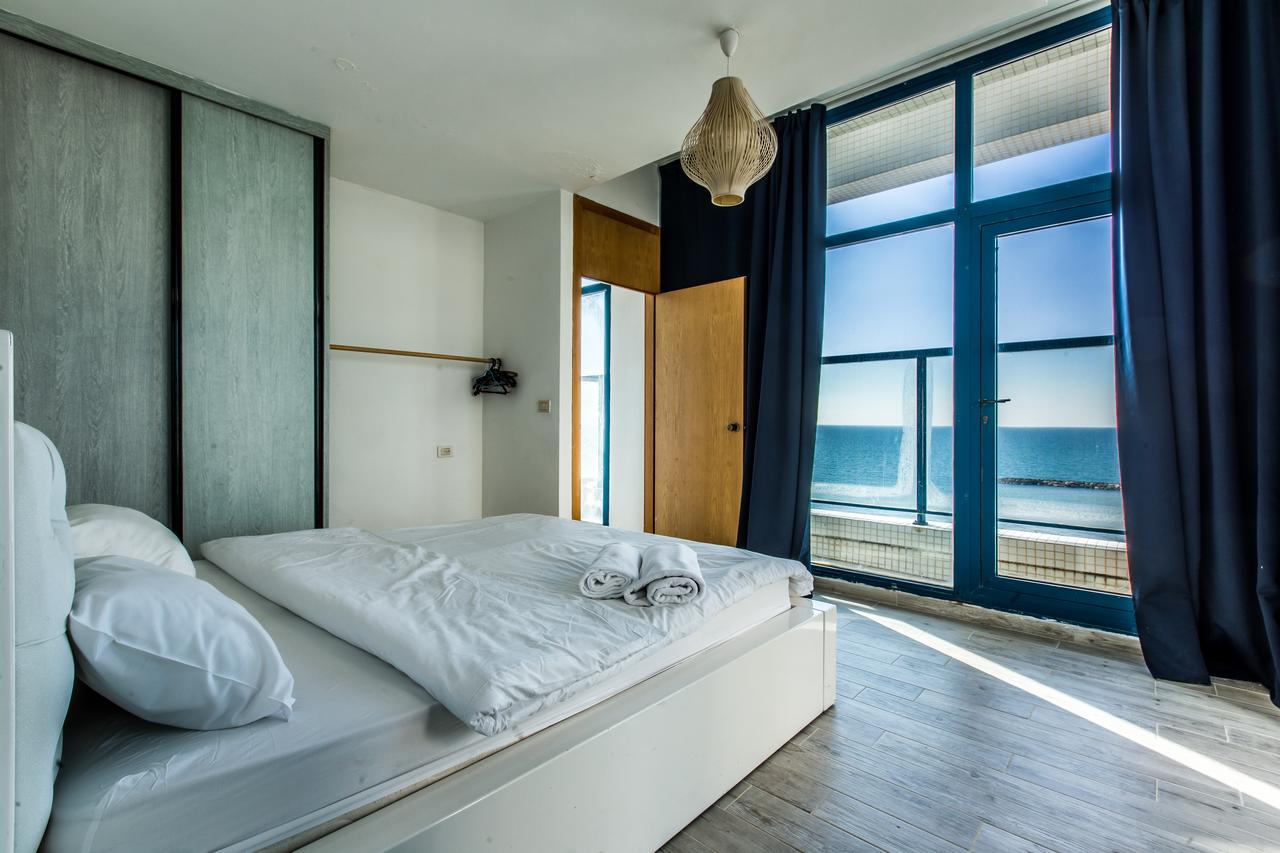 Ocean Front Apartments First Line To The Beach Tel Aviv Exterior photo